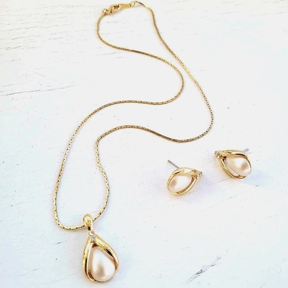 AVON Vintage Marked Gold Teardrop Faux Pearl & Rhinestone Necklace & Earrings - Picture 2 of 10